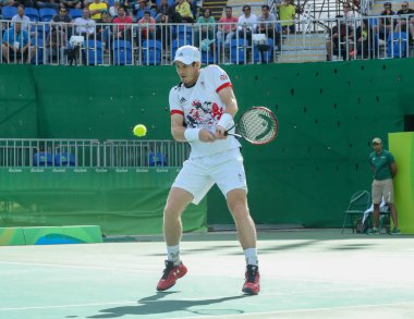 Rio De Janeiro, Brezilya - 12 Ağustos 2016: Olimpiyat Şampiyonu Andy Murray Büyük Britanya'nın işlemi Rio 2016 Olimpiyat Oyunları, Olympic Tennis Centre'erkekler tekler çeyrek final sırasında