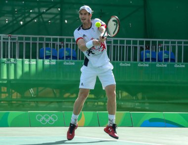 Rio De Janeiro, Brezilya - 12 Ağustos 2016: Olimpiyat Şampiyonu Andy Murray Büyük Britanya'nın işlemi Rio 2016 Olimpiyat Oyunları, Olympic Tennis Centre'erkekler tekler çeyrek final sırasında