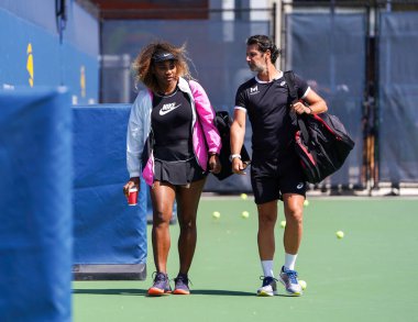 NEW YORK - 7 Eylül 2019: Grand Slam şampiyonu Serena Williams koçu Patrick Mouratoglou ile birlikte New York 'taki USTA Ulusal Tenis Merkezi' nde 2019 ABD Açık antrenman sahalarına girdi