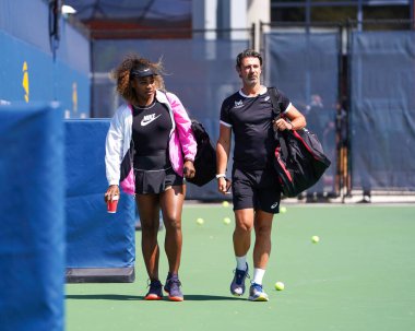 NEW YORK - 7 Eylül 2019: Grand Slam şampiyonu Serena Williams koçu Patrick Mouratoglou ile birlikte New York 'taki USTA Ulusal Tenis Merkezi' nde 2019 ABD Açık antrenman sahalarına girdi