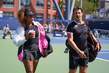 NEW YORK - 7 Eylül 2019: Grand Slam şampiyonu Serena Williams koçu Patrick Mouratoglou ile birlikte New York 'taki USTA Ulusal Tenis Merkezi' nde 2019 ABD Açık antrenman sahalarına girdi