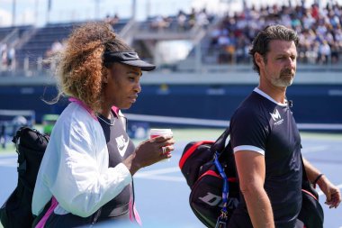NEW YORK - 7 Eylül 2019: Grand Slam şampiyonu Serena Williams koçu Patrick Mouratoglou ile birlikte New York 'taki USTA Ulusal Tenis Merkezi' nde 2019 ABD Açık antrenman sahalarına girdi