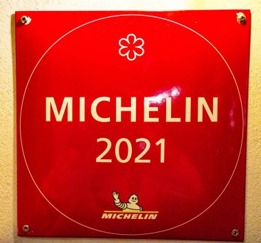 NEW YORK - 9 Aralık 2023: New York, Manhattan 'da Beşinci Cadde' ye bakan pencereleri olan Langham Hotel 'deki Ai Fiori İtalyan restoranında Bir Yıldız Michelin Rehberi plaketi