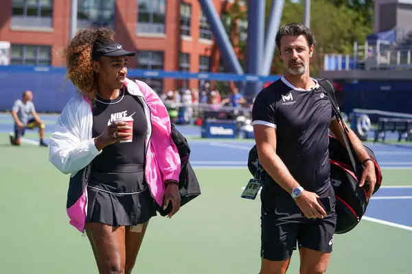 NEW YORK - 7 Eylül 2019: Grand Slam şampiyonu Serena Williams koçu Patrick Mouratoglou ile birlikte New York 'taki USTA Ulusal Tenis Merkezi' nde 2019 ABD Açık antrenman sahalarına girdi