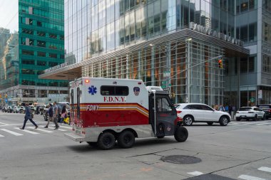 NEW YORK - 23 Mayıs 2023: Manhattan 'daki FDNY Alternatif Destek Aletleri 6x6 aracı. FDNY dünyadaki en büyük itfaiye ve acil yardım şirketidir.