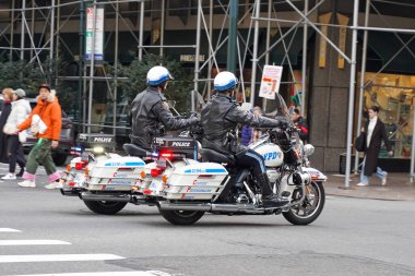 NEW YORK - 8 Şubat 2024: motorsikletli NYPD Otoyol Devriyesi memurları Manhattan 'da güvenliği sağlıyor. 1845 'te kurulan New York Polis Departmanı, ABD' nin en büyük polis teşkilatıdır.