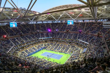 NEW YORK - 7 Eylül 2017: New York 'taki Billie Jean King Ulusal Tenis Merkezi' nde yapılan 2017 ABD Açık Gece Maçı sırasında Arthur Ashe Stadyumu genel görünümü 