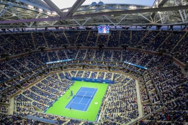 NEW YORK - 7 Eylül 2017: New York 'taki Billie Jean King Ulusal Tenis Merkezi' nde yapılan 2017 ABD Açık Gece Maçı sırasında Arthur Ashe Stadyumu genel görünümü 