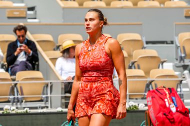 PARIS, FRANCE - 3 Haziran 2024: Grand Slam şampiyonu Belaruslu Aryna Sabalenka 2024 Roland Garros bayanlar dördüncü tur müsabakasında Fransa 'nın başkenti Paris' te Emma Navarro 'ya karşı