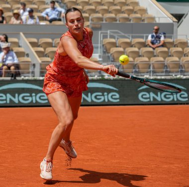 PARIS, FRANCE - 3 Haziran 2024: Grand Slam şampiyonu Belaruslu Aryna Sabalenka 2024 Roland Garros bayanlar dördüncü tur müsabakasında Fransa 'nın başkenti Paris' te Emma Navarro 'ya karşı