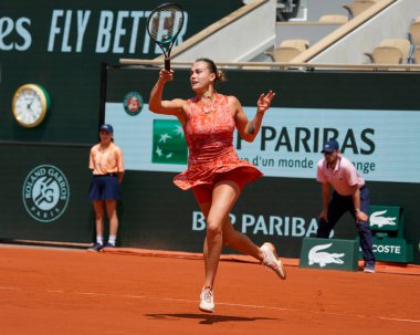 PARIS, FRANCE - 3 Haziran 2024: Grand Slam şampiyonu Belaruslu Aryna Sabalenka 2024 Roland Garros bayanlar dördüncü tur müsabakasında Fransa 'nın başkenti Paris' te Emma Navarro 'ya karşı