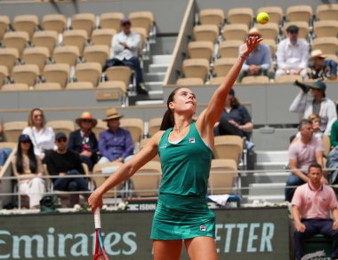 PARIS, FRANCE - 3 Haziran 2024: Amerika Birleşik Devletleri 'nden Emma Navarro, 2024 Roland Garros bayanlar Grand Slam şampiyonu Aryna Sabalenka ile Fransa' nın başkenti Paris 'te oynanan dördüncü tur karşılaşmasında