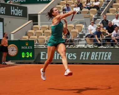 PARIS, FRANCE - 3 Haziran 2024: Amerika Birleşik Devletleri 'nden Emma Navarro, 2024 Roland Garros bayanlar Grand Slam şampiyonu Aryna Sabalenka ile Fransa' nın başkenti Paris 'te oynanan dördüncü tur karşılaşmasında