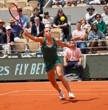 PARIS, FRANCE - 3 Haziran 2024: Amerika Birleşik Devletleri 'nden Emma Navarro, 2024 Roland Garros bayanlar Grand Slam şampiyonu Aryna Sabalenka ile Fransa' nın başkenti Paris 'te oynanan dördüncü tur karşılaşmasında