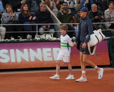 PARIS, FRANCE - 2 Haziran 2024: İtalya Grand Slam şampiyonu Jannik Sinner, 2024 yılından önce Philippe Chatrier Court 'a Roland Garros' un Fransa 'nın başkenti Paris' te Corentin Moutet 'e karşı oynadığı dördüncü tur karşılaşmasına katıldı.