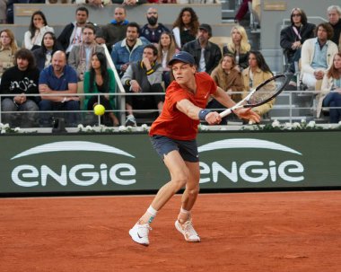 PARIS, FRANCE - 2 Haziran 2024: İtalya Grand Slam şampiyonu Jannik Sinner 2024 Roland Garros erkekler Fransa 'nın başkenti Paris' te Corentin Moutet ile oynanan dördüncü tur karşılaşmasında