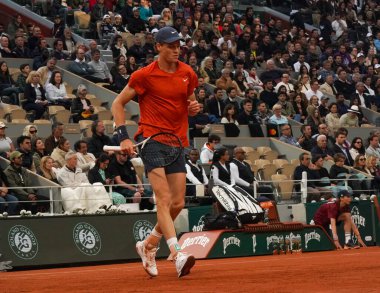 PARIS, FRANCE - 2 Haziran 2024: İtalya Grand Slam şampiyonu Jannik Sinner 2024 Roland Garros erkekler Fransa 'nın başkenti Paris' te Corentin Moutet ile oynanan dördüncü tur karşılaşmasında