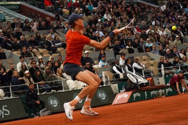 PARIS, FRANCE - 2 Haziran 2024: İtalya Grand Slam şampiyonu Jannik Sinner 2024 Roland Garros erkekler Fransa 'nın başkenti Paris' te Corentin Moutet ile oynanan dördüncü tur karşılaşmasında