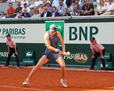 PARIS, FRANCE - 3 Haziran 2024: Rus profesyonel tenisçi Mirra Andreeva, Fransa 'nın Paris kentinde oynanan 2024 Roland Garros bayanlar dördüncü tur karşılaşmasında Fransız Varvara Gracheva ile karşılaştı.