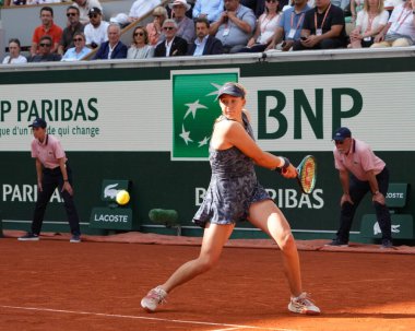 PARIS, FRANCE - 3 Haziran 2024: Rus profesyonel tenisçi Mirra Andreeva, Fransa 'nın Paris kentinde oynanan 2024 Roland Garros bayanlar dördüncü tur karşılaşmasında Fransız Varvara Gracheva ile karşılaştı.