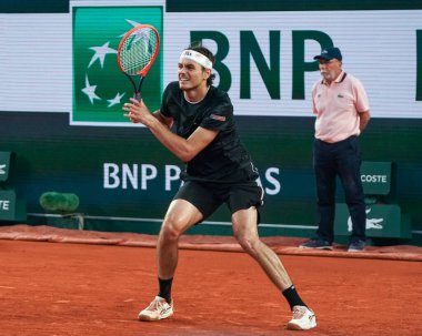 PARIS, FRANCE - 3 Haziran 2024: ABD 'li profesyonel tenisçi Taylor Fritz, Fransa' nın Paris kentinde Norveçli Casper Ruud 'a karşı oynadığı 2024 Roland Garros erkekler dördüncü tur karşılaşmasında