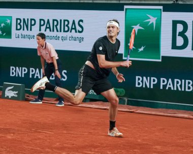 PARIS, FRANCE - 3 Haziran 2024: ABD 'li profesyonel tenisçi Taylor Fritz, Fransa' nın Paris kentinde Norveçli Casper Ruud 'a karşı oynadığı 2024 Roland Garros erkekler dördüncü tur karşılaşmasında