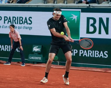 PARIS, FRANCE - 3 Haziran 2024: ABD 'li profesyonel tenisçi Taylor Fritz, Fransa' nın Paris kentinde Norveçli Casper Ruud 'a karşı oynadığı 2024 Roland Garros erkekler dördüncü tur karşılaşmasında