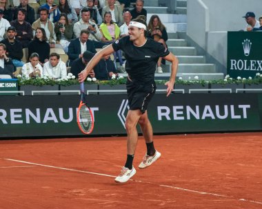PARIS, FRANCE - 3 Haziran 2024: ABD 'li profesyonel tenisçi Taylor Fritz, Fransa' nın Paris kentinde Norveçli Casper Ruud 'a karşı oynadığı 2024 Roland Garros erkekler dördüncü tur karşılaşmasında