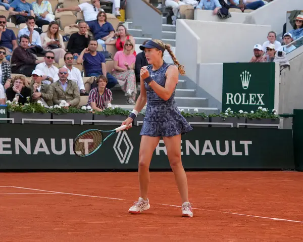 PARIS, FRANCE - 3 Haziran 2024: Rus profesyonel tenisçi Mirra Andreeva, Fransa 'nın Paris kentinde oynanan 2024 Roland Garros bayanlar dördüncü tur karşılaşmasında Fransız Varvara Gracheva ile karşılaştı.