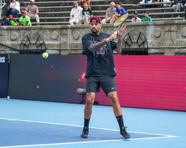 NEW YORK - 22 AUGust 2024: Profesyonel tenisçi Nick Kyrgios 2024 Ultimate Tennis Showdown New York Day, New York 'taki Forest Hills Stadyumu' nda oynanan 1.