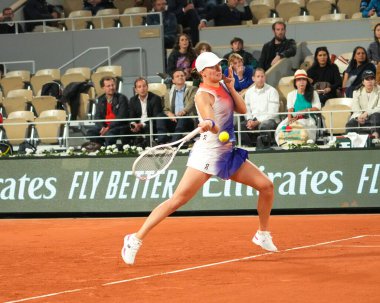 PARIS, FRANCE - 29 Mayıs 2024: Polonya Grand Slam Şampiyonu Iga Swiatek 2024 Roland Garros ikinci tur karşılaşmasında Paris, Fransa 'daki Philippe Chatrier Sarayı' nda Japon Naomi Osaka 'ya karşı mücadele etti.