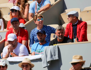 PARIS, FRANCE - 9 Haziran 2023: Novak Cokoviç 'in takımı, Paris, Fransa' daki Philippe-Chatrier Sarayı 'nda ABD' li Aleksandar Kovaceviç 'e karşı oynanan 2023 Roland Garros erkek ilk tur maçını izledi.