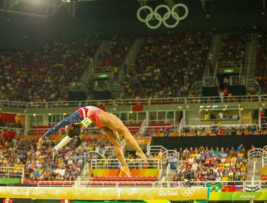 RIO DE JANEIRO, BRAZIL - 9 Ağustos 2016: ABD 'li Olimpiyat şampiyonu Simone Biles, Rio 2016 Olimpiyat Oyunları' nda kadınların genel takım jimnastik salonunda denge aletinde yarışıyor 