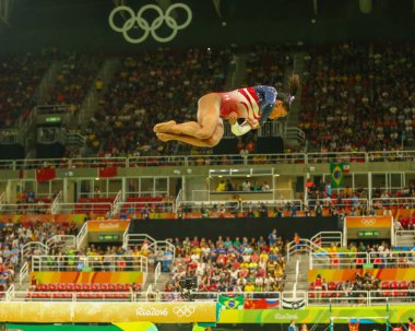 RIO DE JANEIRO, BRAZIL - 9 Ağustos 2016: ABD 'li Olimpiyat şampiyonu Simone Biles, Rio 2016 Olimpiyat Oyunları' nda kadınların genel takım jimnastik salonunda denge aletinde yarışıyor 