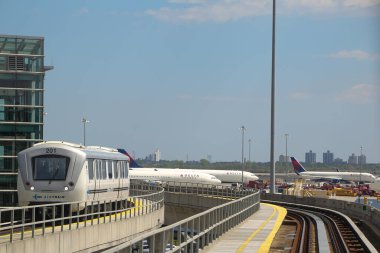 NEW YORK - 16 Mayıs 2019: New York 'taki JFK Havaalanı Treni. Airtrain JFK, Kennedy 'ye hizmet sağlayan 3 hatlı, 8.1 mil uzunluğunda bir demiryoludur. 