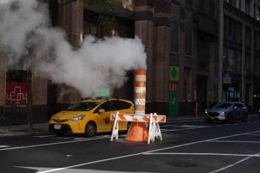 NEW YORK - 2 Kasım 2023: Midtown Manhattan 'da Con Edison buhar yığınları. New York 'un buhar sistemi Con Edison' un Buhar Operasyonları 'nı içerir.