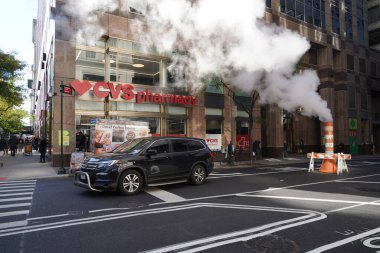 NEW YORK - 2 Kasım 2023: Midtown Manhattan 'da Con Edison buhar yığınları. New York 'un buhar sistemi Con Edison' un Buhar Operasyonları 'nı içerir.