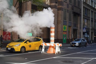 NEW YORK - 2 Kasım 2023: Midtown Manhattan 'da Con Edison buhar yığınları. New York 'un buhar sistemi Con Edison' un Buhar Operasyonları 'nı içerir.