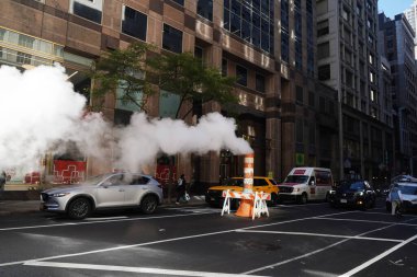 NEW YORK - 2 Kasım 2023: Midtown Manhattan 'da Con Edison buhar yığınları. New York 'un buhar sistemi Con Edison' un Buhar Operasyonları 'nı içerir.
