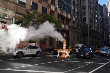 NEW YORK - 2 Kasım 2023: Midtown Manhattan 'da Con Edison buhar yığınları. New York 'un buhar sistemi Con Edison' un Buhar Operasyonları 'nı içerir.