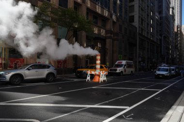 NEW YORK - 2 Kasım 2023: Midtown Manhattan 'da Con Edison buhar yığınları. New York 'un buhar sistemi Con Edison' un Buhar Operasyonları 'nı içerir.