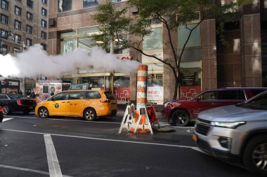 NEW YORK - 2 Kasım 2023: Midtown Manhattan 'da Con Edison buhar yığınları. New York 'un buhar sistemi Con Edison' un Buhar Operasyonları 'nı içerir.
