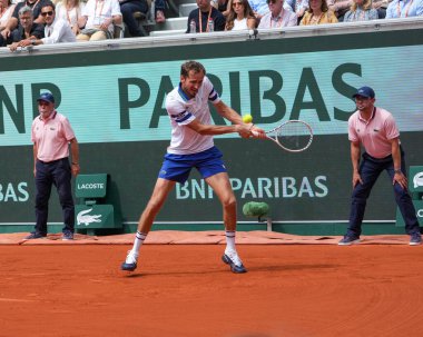 PARIS, FRANCE - 3 Haziran 2024: Rusya Grand Slam şampiyonu Daniil Medvedev 2024 Roland Garros erkekler dördüncü tur müsabakası sırasında Paris, Fransa 'da Avustralyalı Alex de Minaur' a karşı