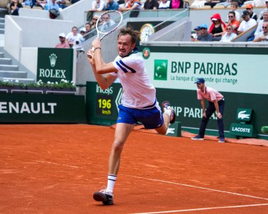 PARIS, FRANCE - 3 Haziran 2024: Rusya Grand Slam şampiyonu Daniil Medvedev 2024 Roland Garros erkekler dördüncü tur müsabakası sırasında Paris, Fransa 'da Avustralyalı Alex de Minaur' a karşı