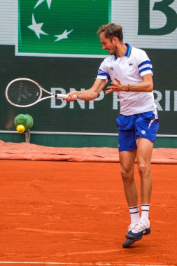 PARIS, FRANCE - 3 Haziran 2024: Rusya Grand Slam şampiyonu Daniil Medvedev 2024 Roland Garros erkekler dördüncü tur müsabakası sırasında Paris, Fransa 'da Avustralyalı Alex de Minaur' a karşı