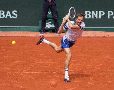 PARIS, FRANCE - 3 Haziran 2024: Rusya Grand Slam şampiyonu Daniil Medvedev 2024 Roland Garros erkekler dördüncü tur müsabakası sırasında Paris, Fransa 'da Avustralyalı Alex de Minaur' a karşı