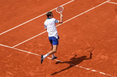 PARIS, FRANCE - 3 Haziran 2024: Rusya Grand Slam şampiyonu Daniil Medvedev 2024 Roland Garros erkekler dördüncü tur müsabakası sırasında Paris, Fransa 'da Avustralyalı Alex de Minaur' a karşı