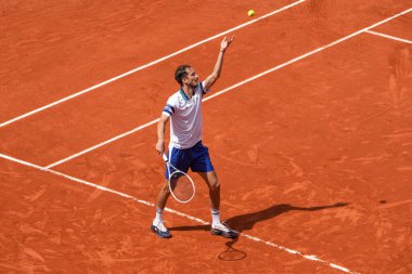 PARIS, FRANCE - 3 Haziran 2024: Rusya Grand Slam şampiyonu Daniil Medvedev 2024 Roland Garros erkekler dördüncü tur müsabakası sırasında Paris, Fransa 'da Avustralyalı Alex de Minaur' a karşı