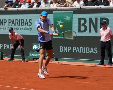 PARIS, FRANCE - 3 Haziran 2024: Avustralyalı Alex de Minaur 2024 Roland Garros erkekler Grand Slam şampiyonu Daniil Medvedev ile Fransa 'nın başkenti Paris' te oynanan dördüncü tur karşılaşmasında