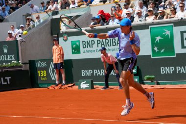 PARIS, FRANCE - 3 Haziran 2024: Avustralyalı Alex de Minaur 2024 Roland Garros erkekler Grand Slam şampiyonu Daniil Medvedev ile Fransa 'nın başkenti Paris' te oynanan dördüncü tur karşılaşmasında